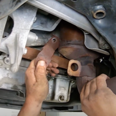 step-7-technician-removing-engine-support-bracket step-7-technician-removing-engine-support-bracket